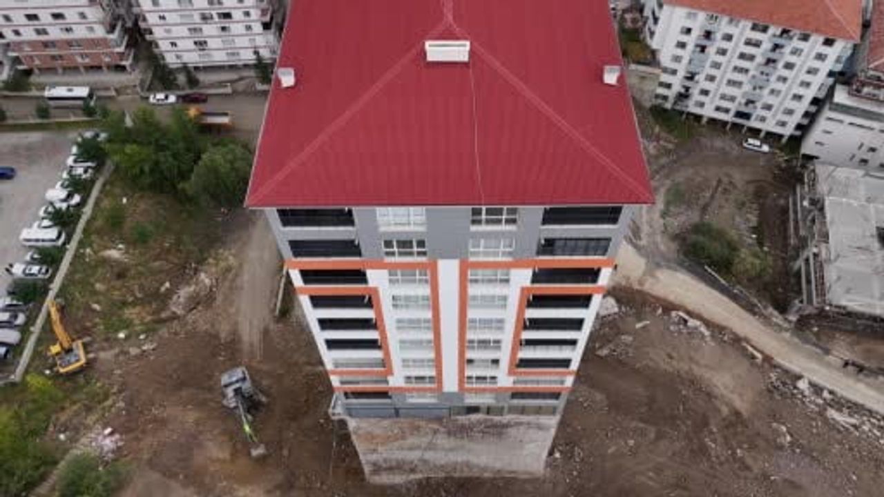 İstinat duvarı çöken binanın ortaya çıkan temeli şehir estetiğini gölgeliyor
