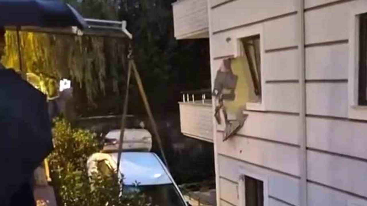 İstinat duvarını aşan araç ikinci kat dairesine çarparak durdu