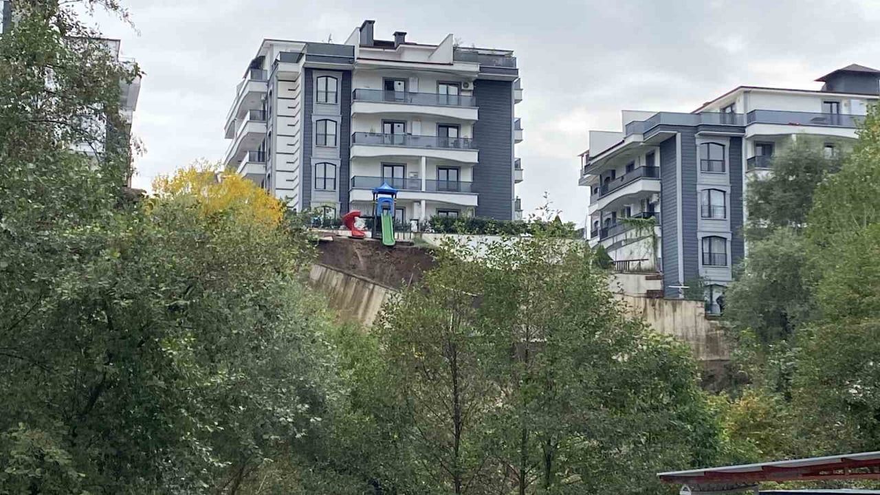 İstinat duvarının çöküşü site parkını toprakla gömdü