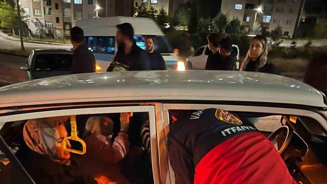 İtfaiye ekipleri sıkışanları kurtardı: Edremit'te trafik kazasında üç yaralı