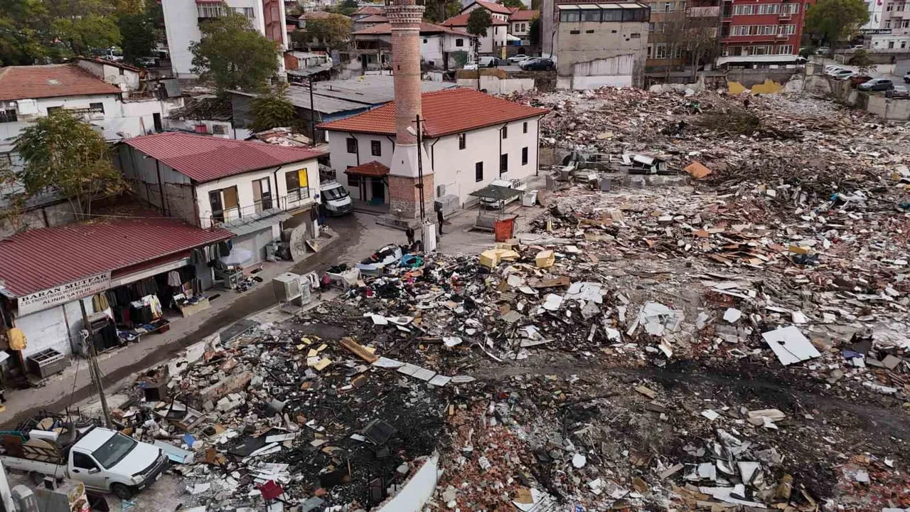 İtfaiye Meydanı'nda yıkımın gölgesinde kalan esnaf mağduriyetinin giderilmesini istiyor