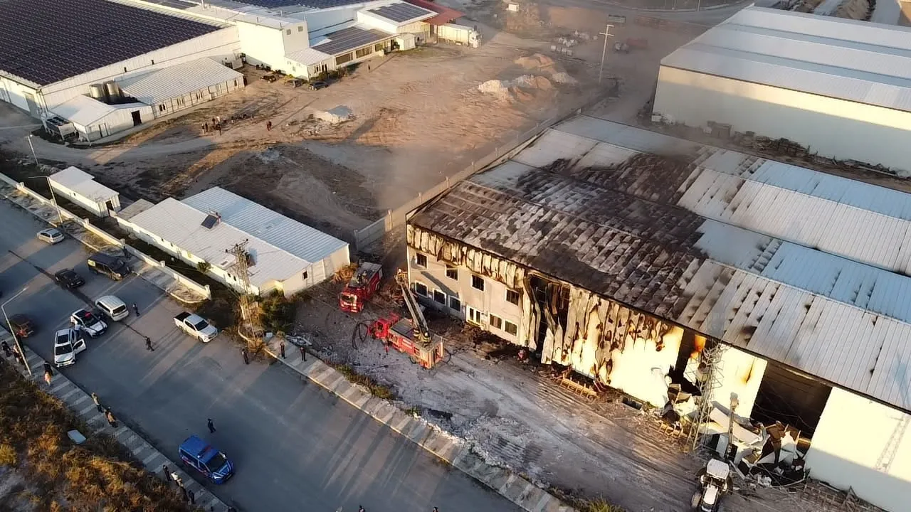 İtfaiyenin hızlı müdahalesiyle Emirdağ OSB’deki gıda fabrikası yangını kontrol altına alındı