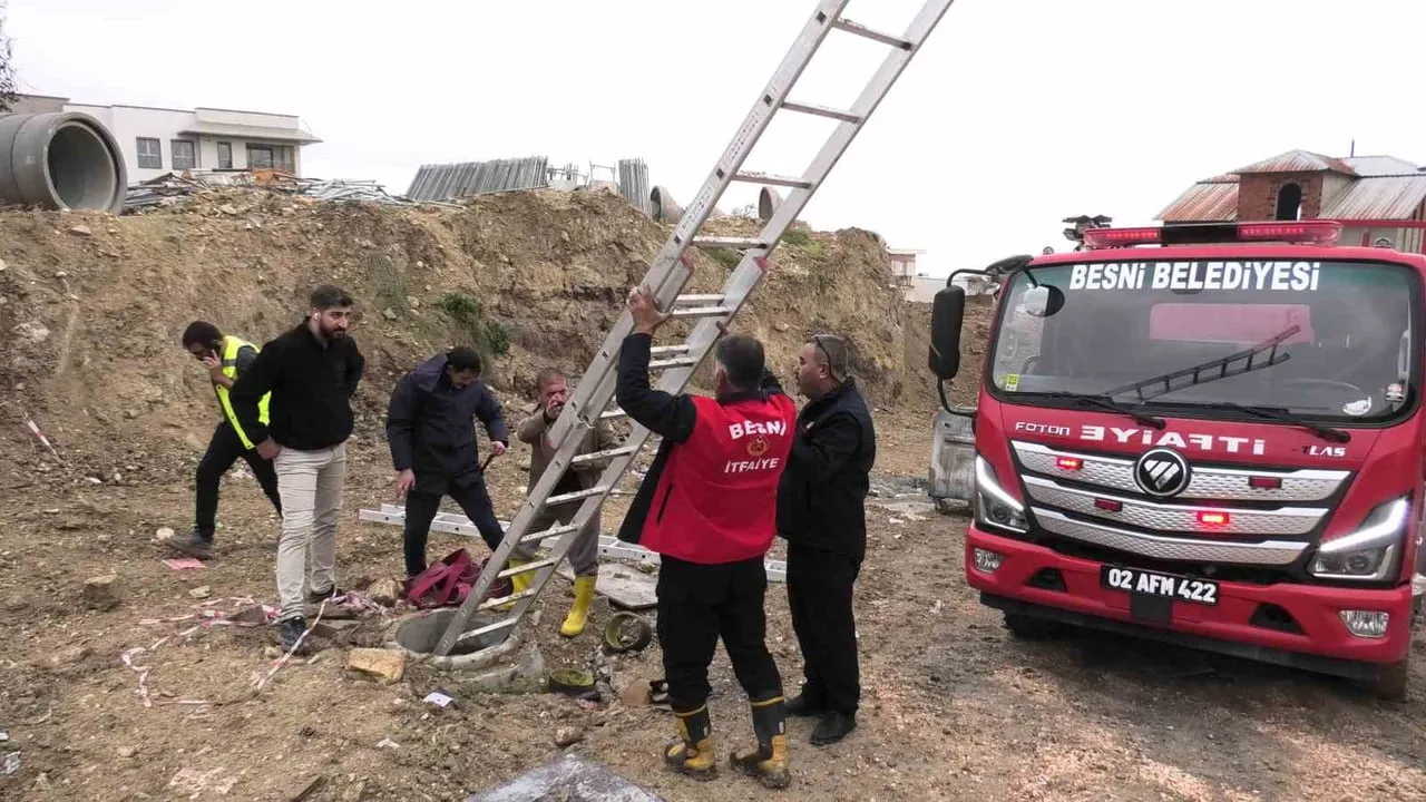 İtfaiyenin müdahalesiyle kanalizasyon çukurundan kurtarılan köpek özgürlüğüne kavuştu