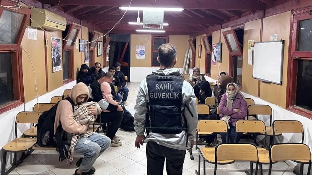 İzmir açıklarında Seferihisar, Karaburun ve Urla'da eş zamanlı operasyon: 76 düzensiz göçmen yakalandı