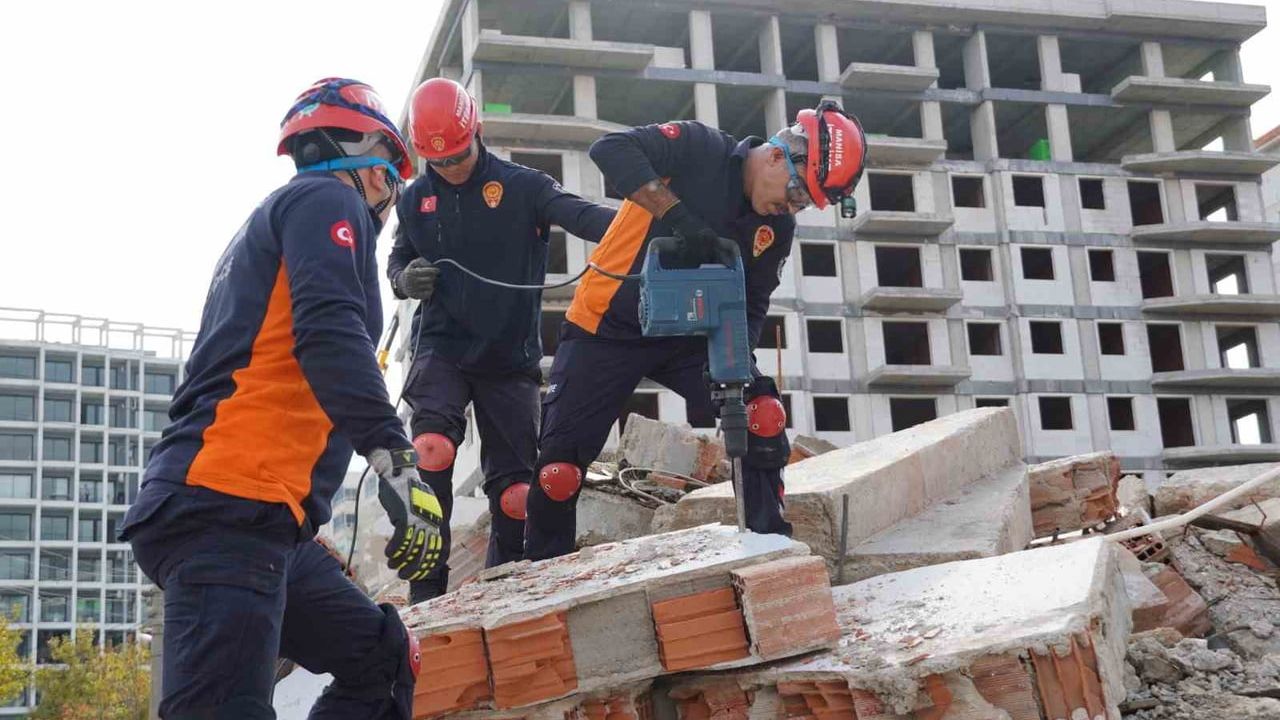 İzmir anmasında 6,7 büyüklüğünde 28 saniyelik tatbikat üç ili seferber etti