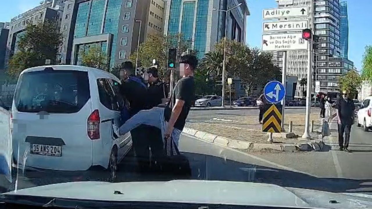 İzmir Bornova'da trafikte tartışma kamerada: gençlerden biri araca tekme attı