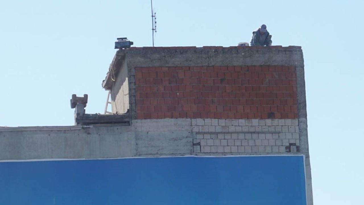 İzmir'de 10 katlı binada çatıda iş güvenliği yokluğu tehlike yarattı
