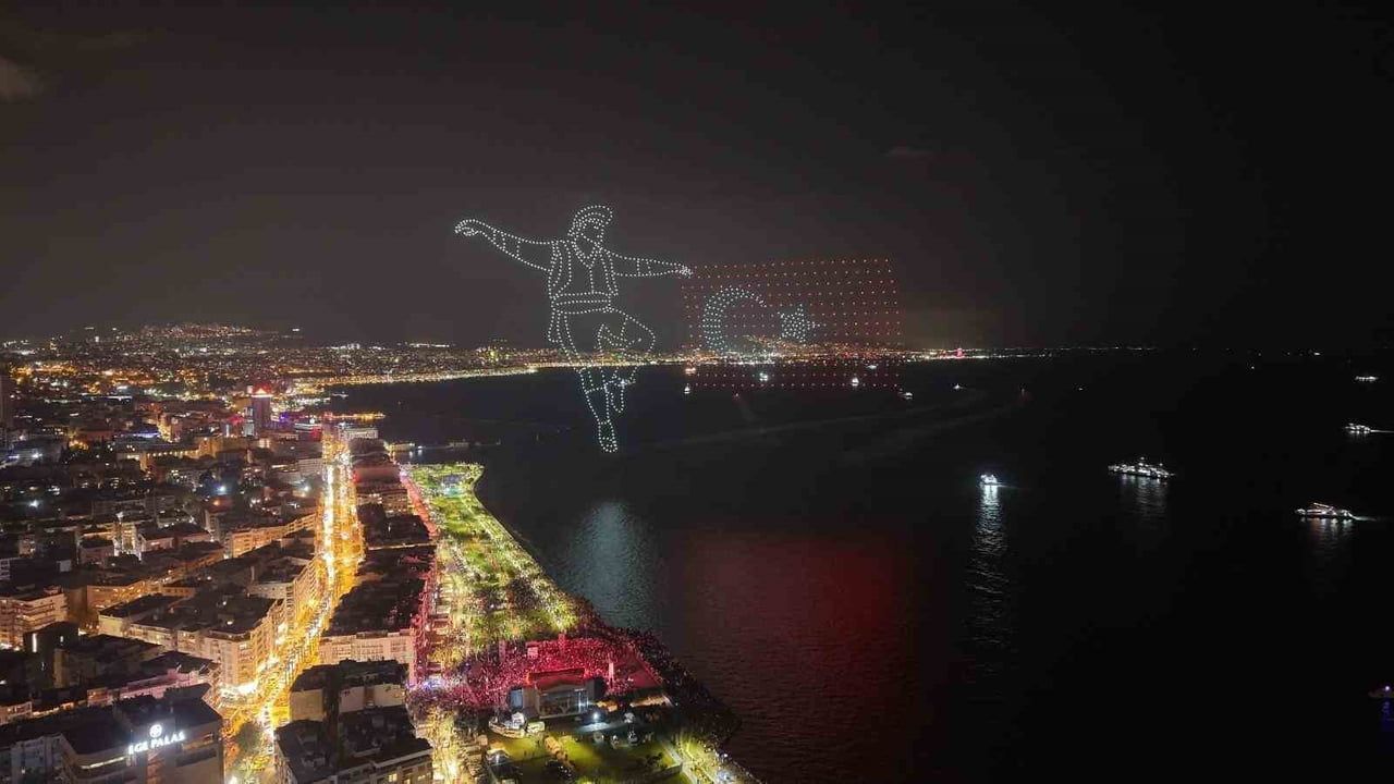 İzmir'de 103’üncü yıl coşkusu ışık oyunlarıyla gökyüzünde canlandı