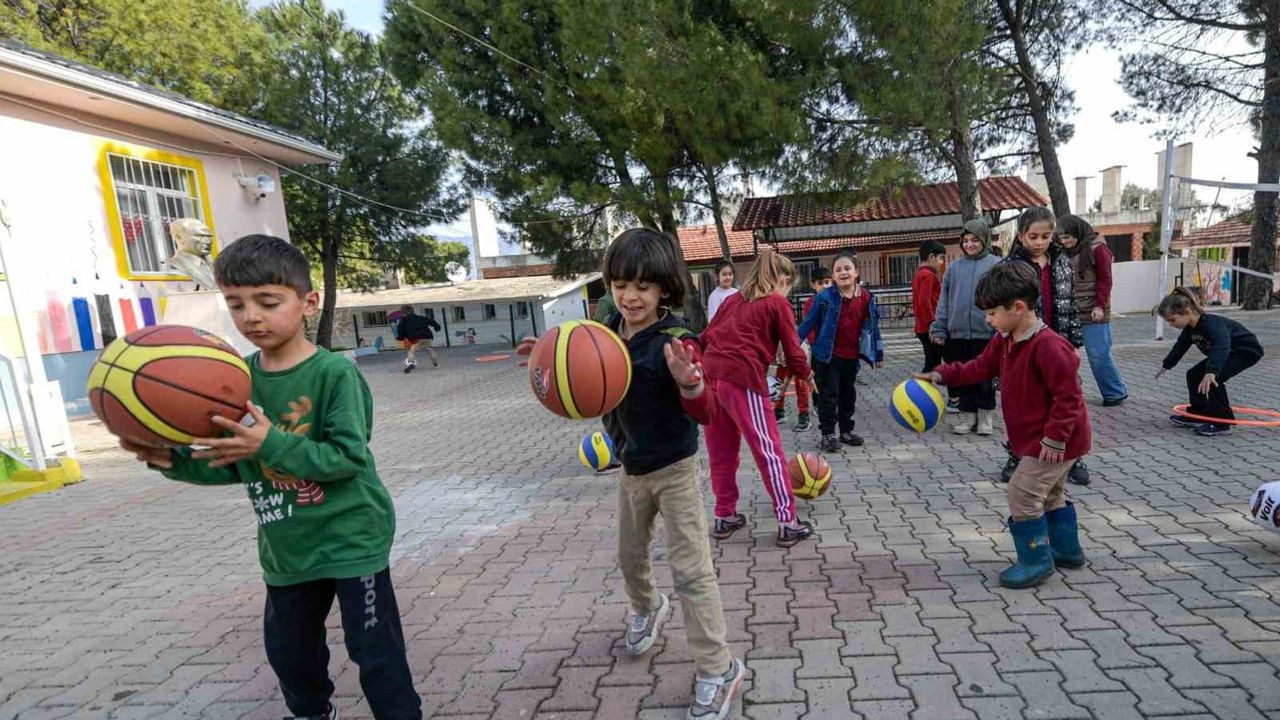 İzmir’de bin 550 okula 37 milyon TL’lik spor malzemesi desteğiyle fırsat eşitliği hedefleniyor