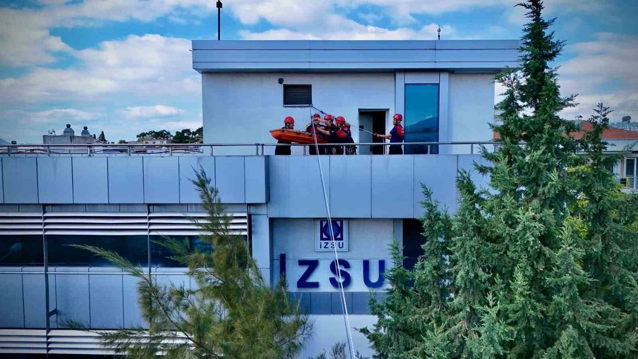 İzmir'de bodrum yangını simülasyonu: havai hatla kurtarma uygulandı