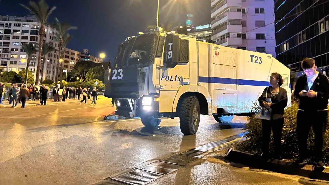 izmir'de cemil tugay protestosunda valilik engeli ve kısa süreli arbede
