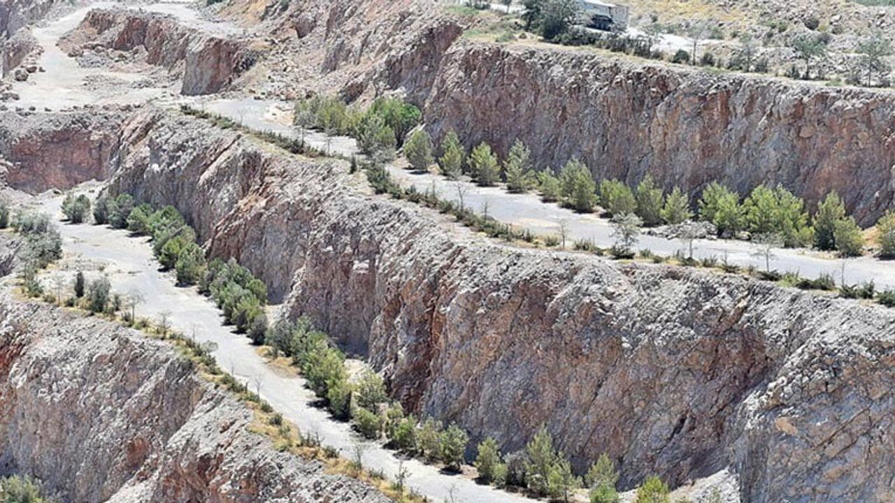 İzmir'de döküm sahaları yeşile dönüşüyor: kontrollü hafriyatla doğaya geri dönüş