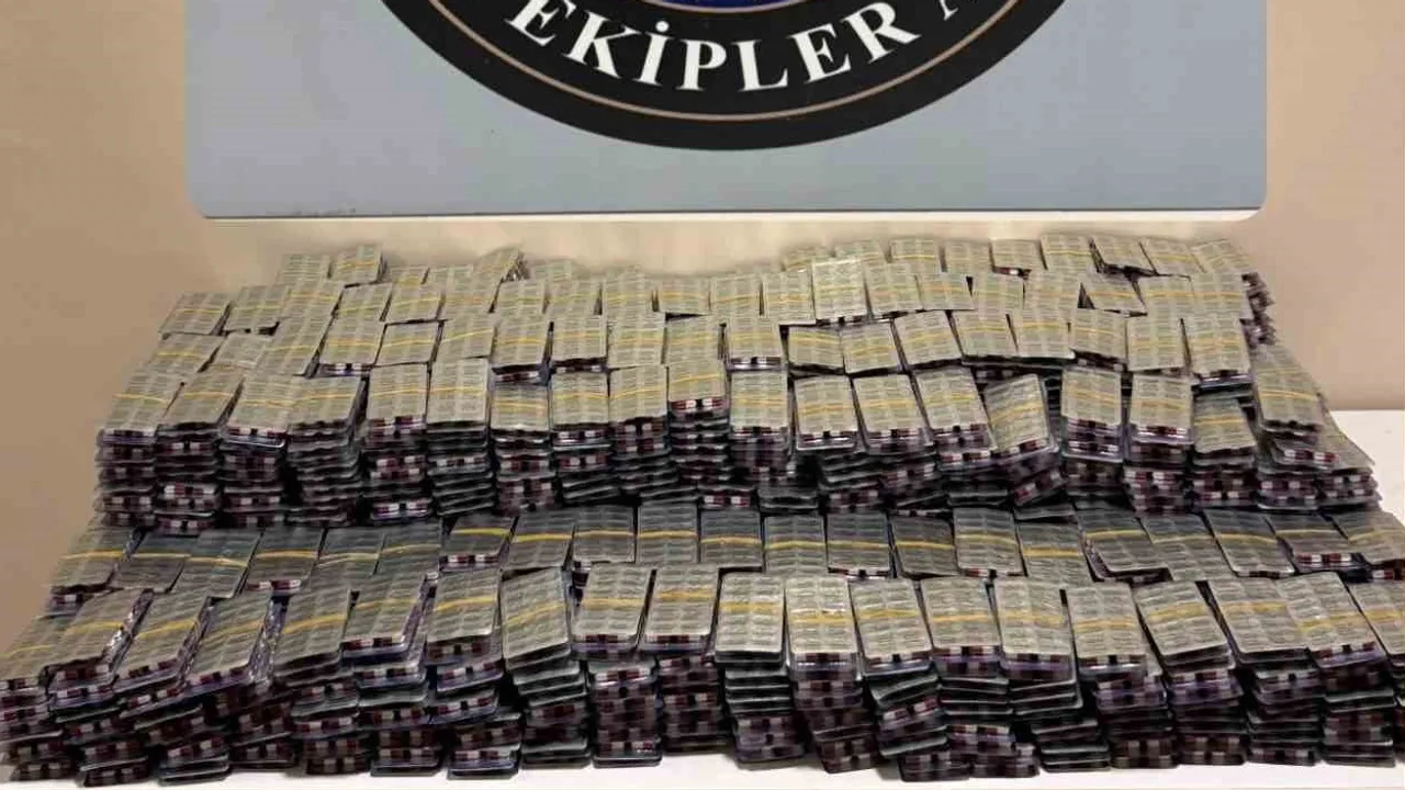 İzmir'de Ödemiş ve Buca'da uyuşturucu ticaretine ağır darbe: esrar ve on binlerce hap ele geçirildi