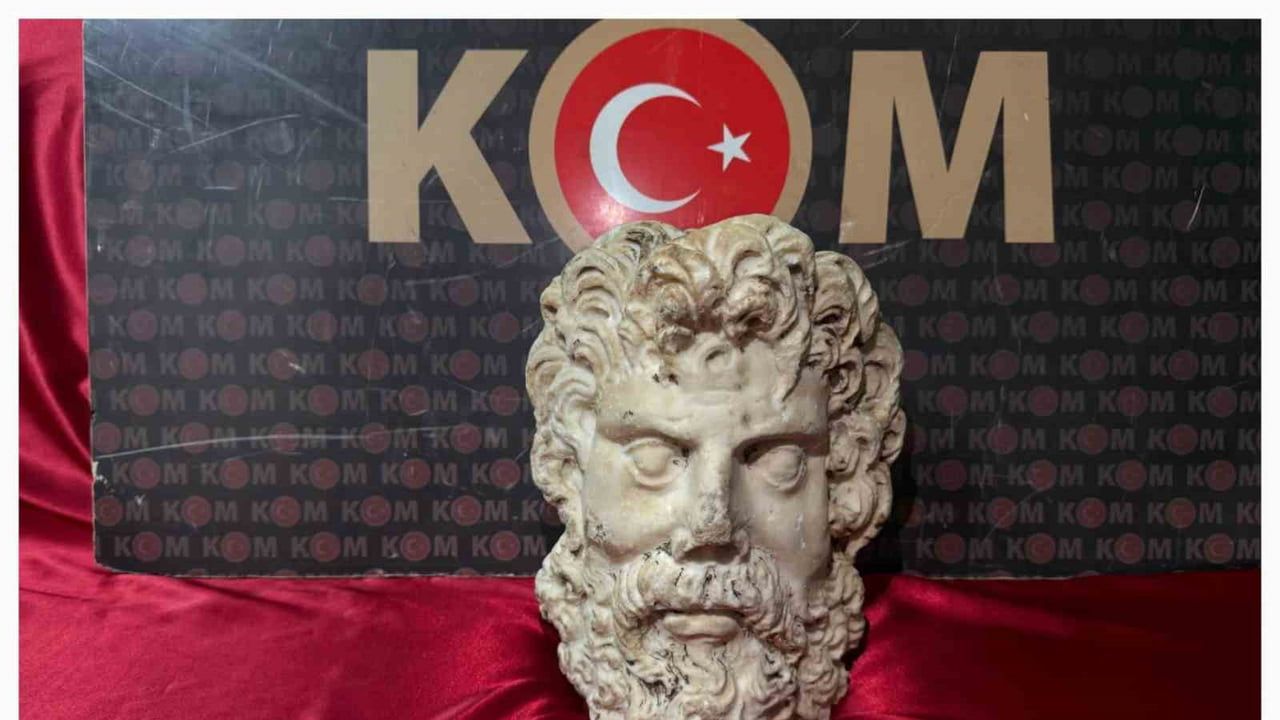 İzmir'de otomobilde 2 bin yıllık Zeus mermer başı bulundu