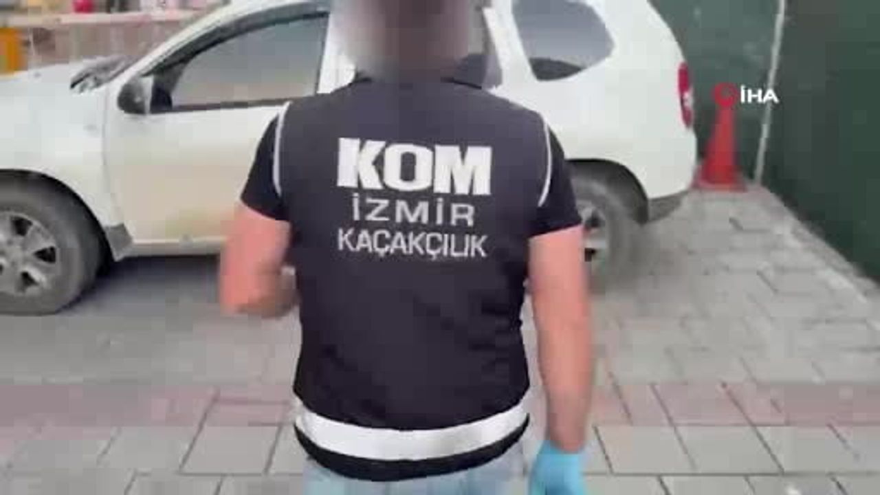 İzmir'de otomobilde saklı 2 bin yıllık Zeus heykel başı ele geçirildi