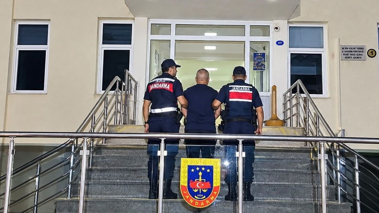 İzmir'in Dikili ilçesinde istihbaratla yakalandı: 11 suçtan 27 yıl 7 ay hapisle aranan S.A. cezaevine gönderildi