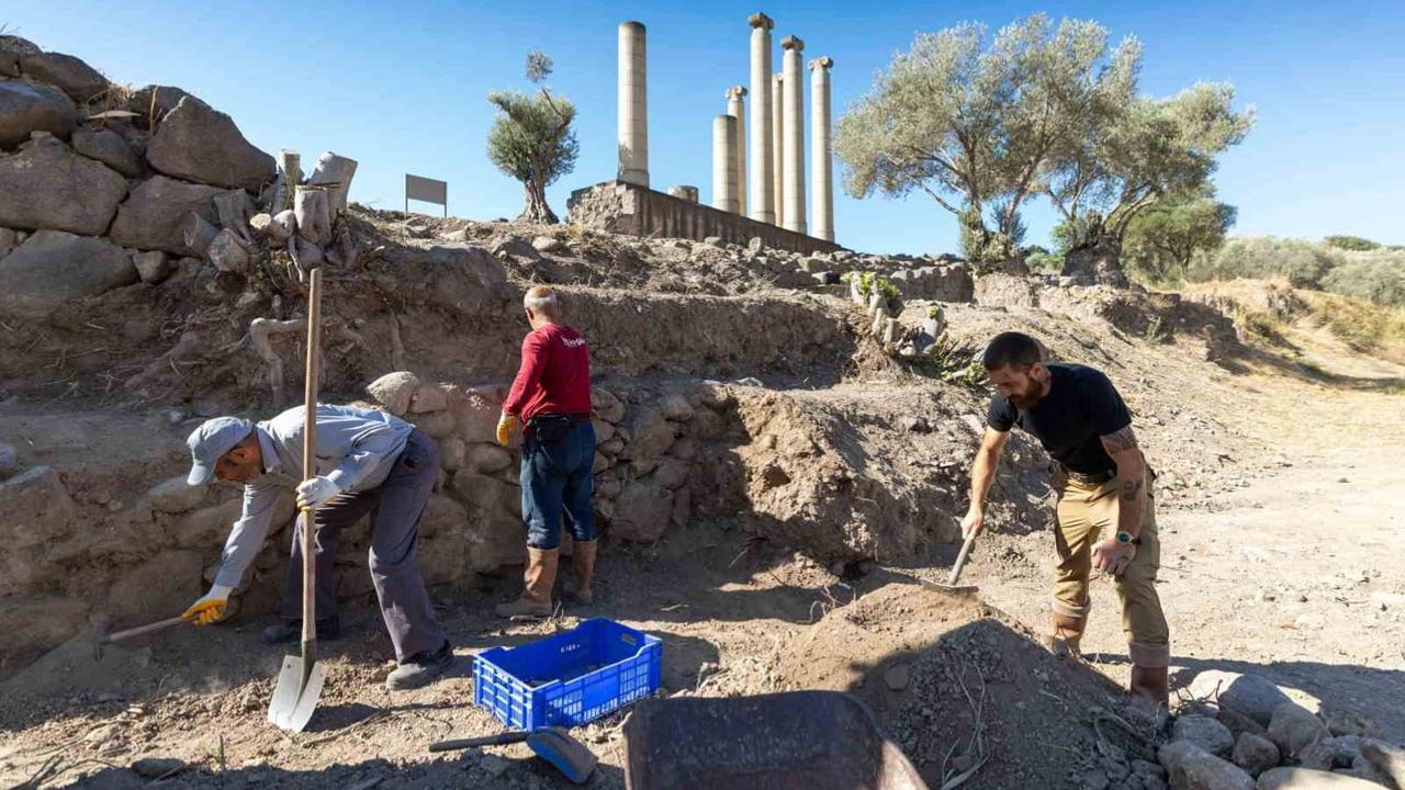 İzmir'in yeraltında 5 bin yıllık miras: Smyrna’da planlı kent ve gümüş hazinesi