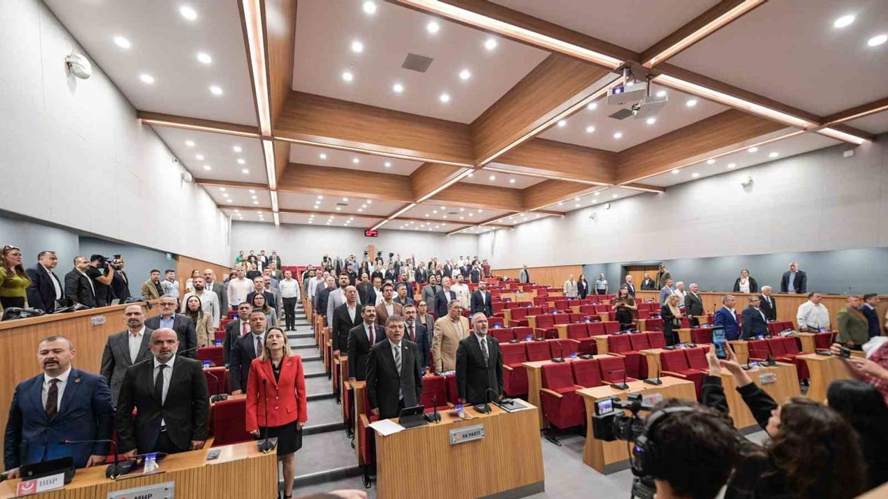 İzmir meclisi yoklamada tıkanırken AK Parti: tek gündemimiz kentin sorunları