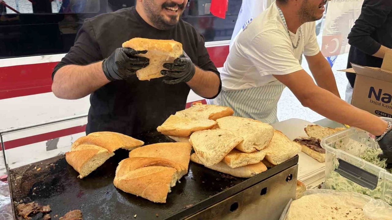 İzmirli esnafın geleneksel jesti: çocuklara 29 Ekim'de ücretsiz döner