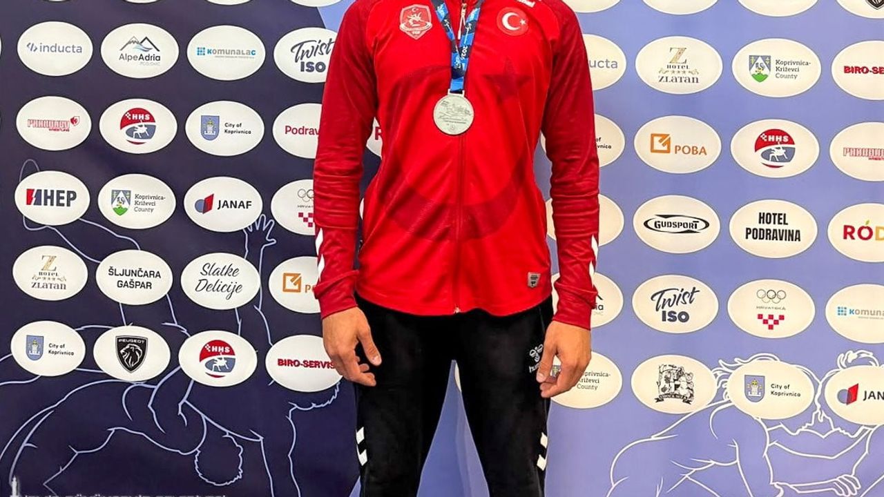 İzmirli güreşçi kürsüde ikinci oldu: Muhammed Emin Uyumaz Balkan gümüşüyle döndü