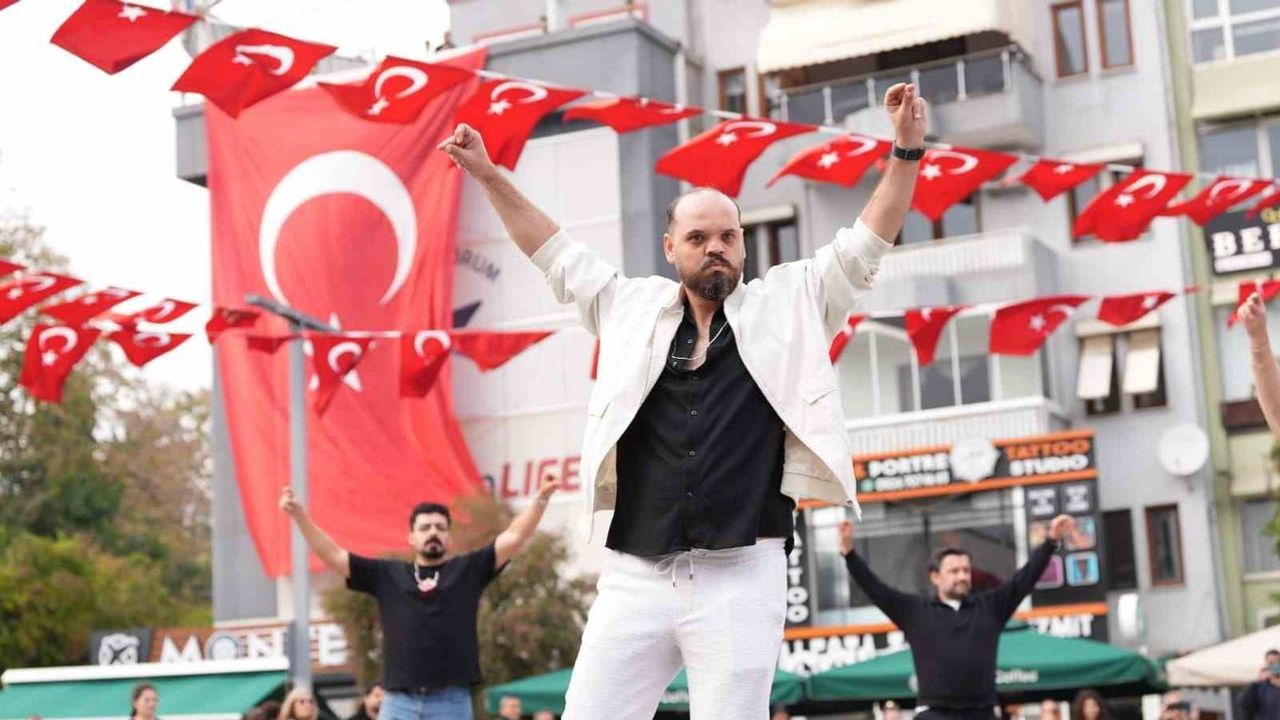İzmit kent meydanı'nda 41 zeybekle cumhuriyet coşkusu