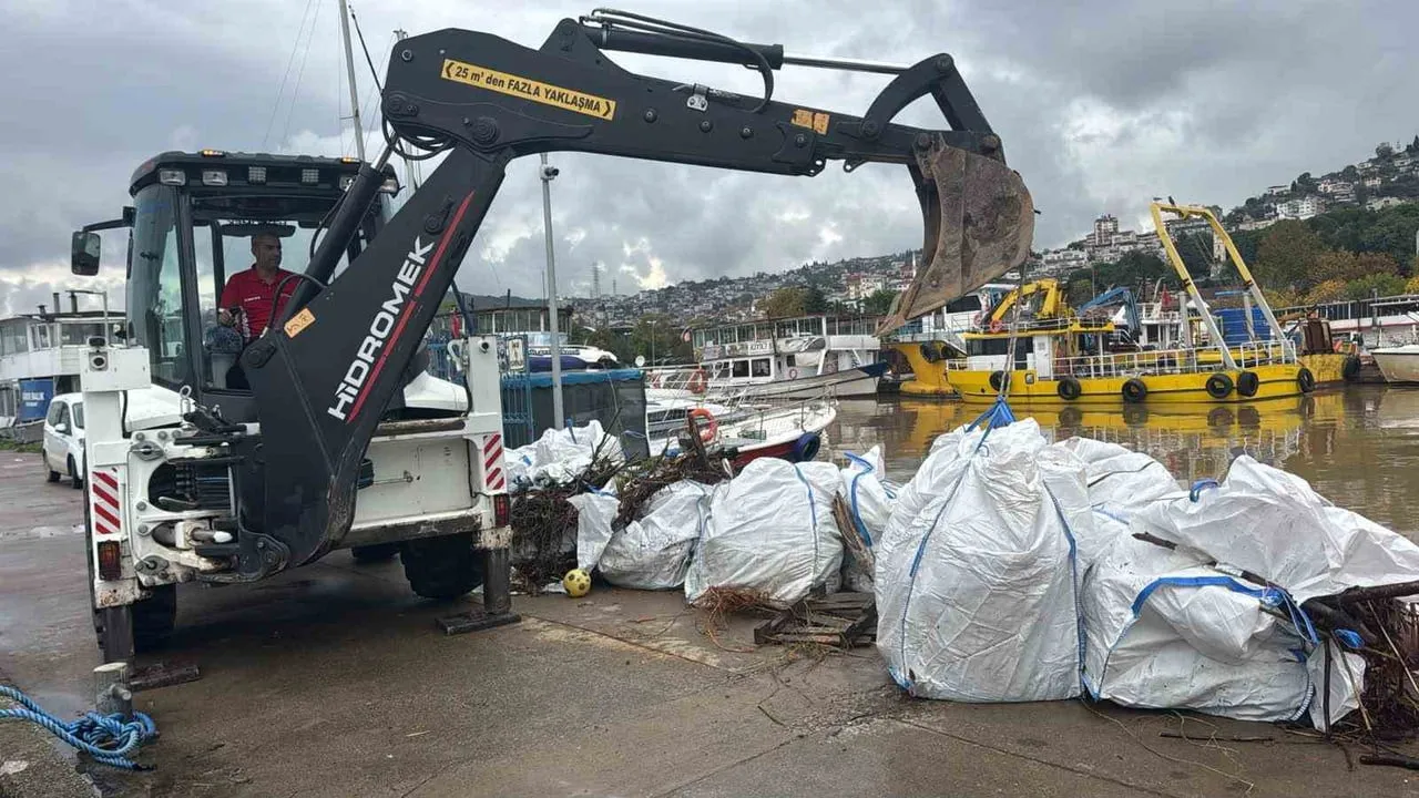 İzmit Körfezi'nden 10 kamyon atık toplanarak kıyı temizlendi