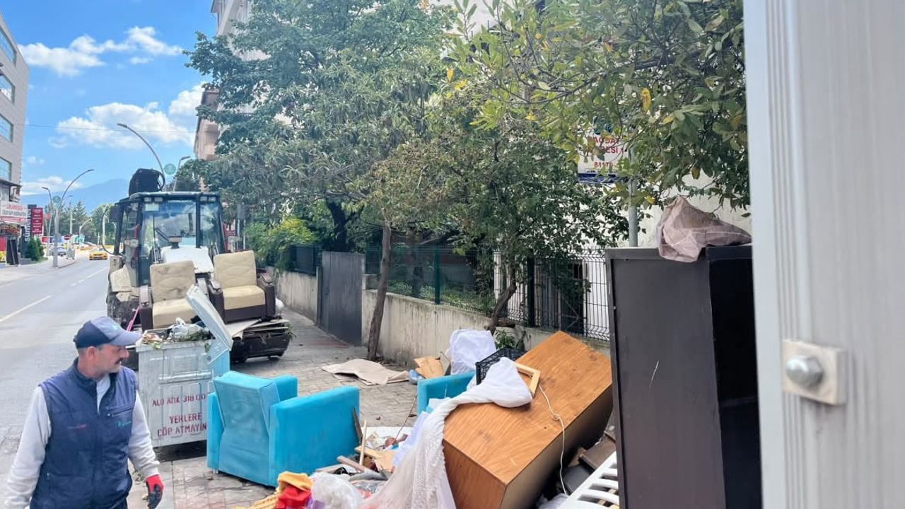 İzmit’te sokak estetiğini bozan atıklar belediye ekipleriyle temizlendi