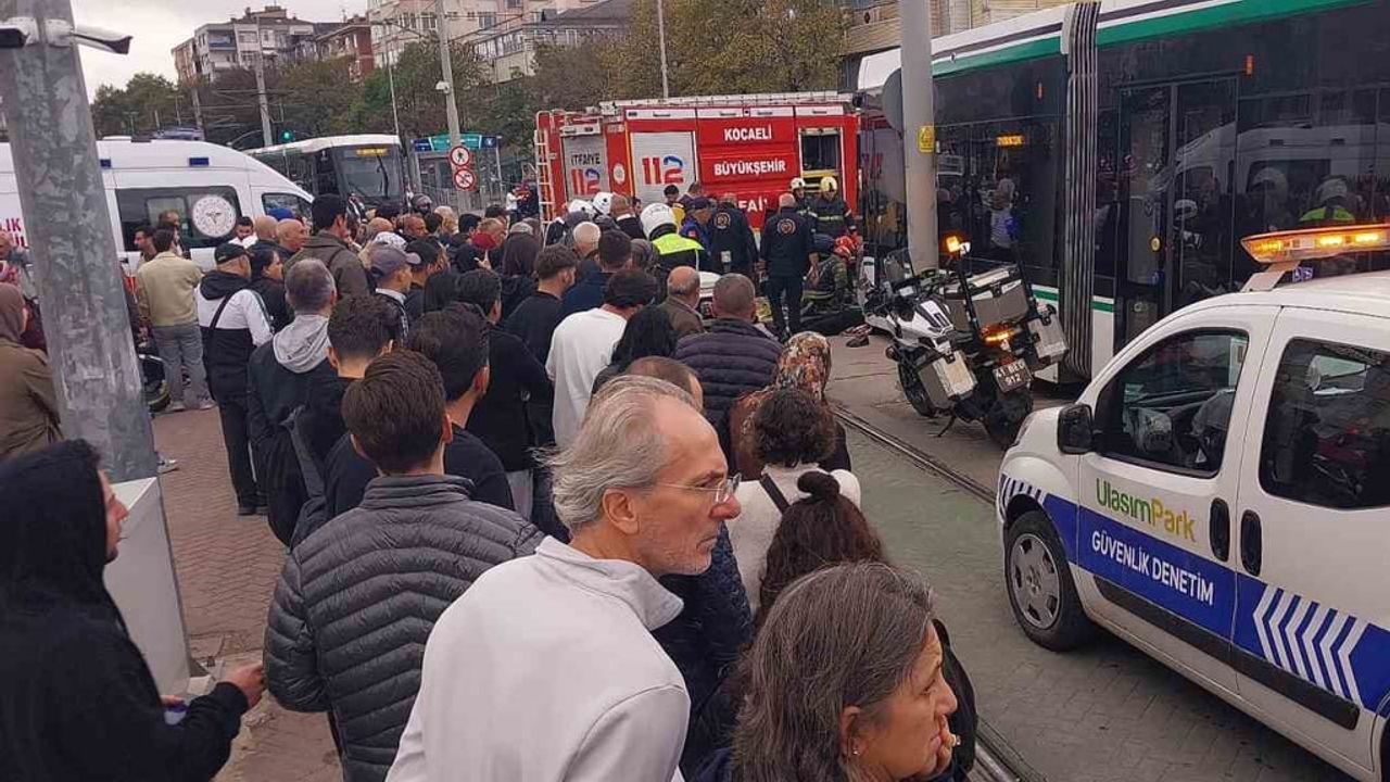 İzmit'te tramvay hattında kaza: yol geçmeye çalışırken iki kadından biri ağır yaralandı