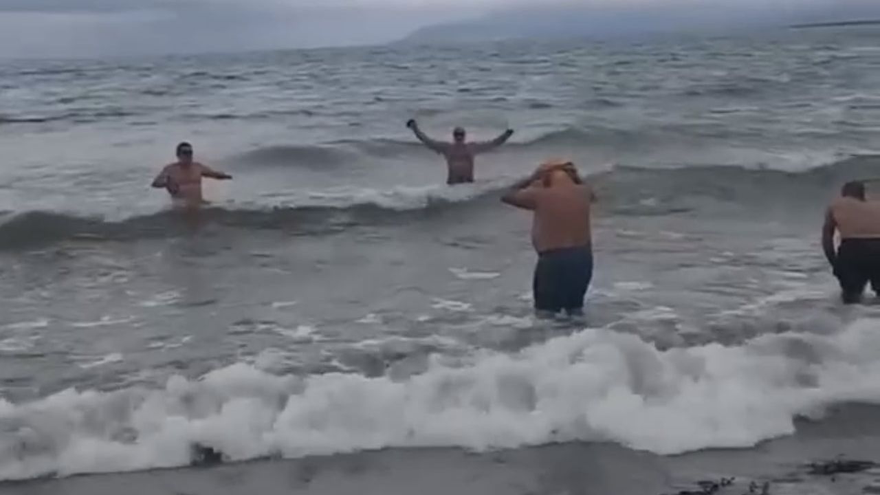 İznik Gölü'nde soğuğa rağmen dalgalarla meydan okuyanlar