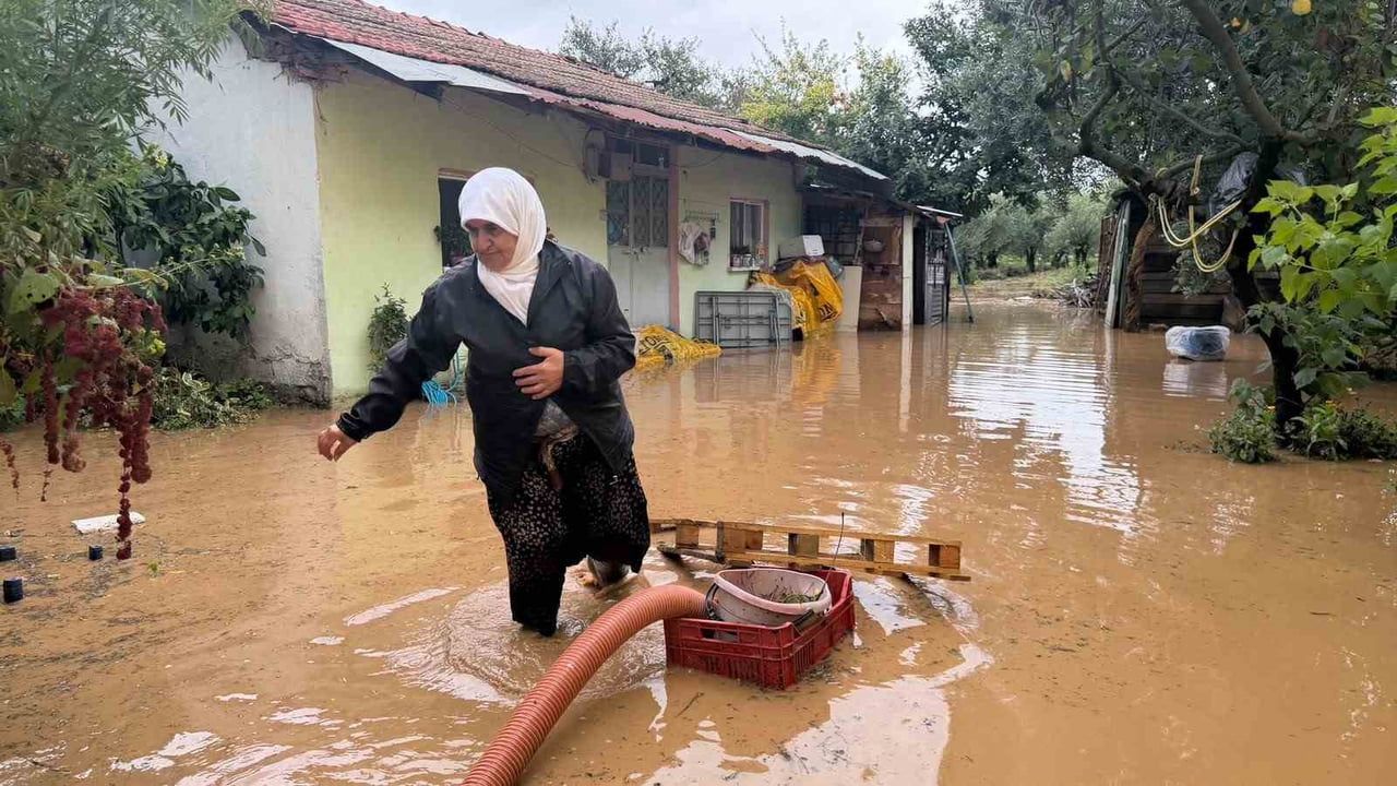 İznik'te Kara Dere taşkını çakırca'yı su ve balçıkla vurdu