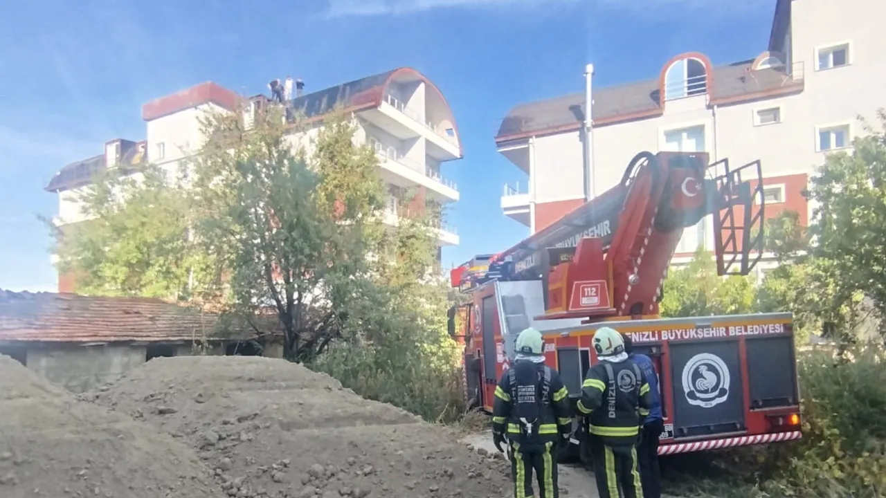 İzolasyon çalışması sırasında çatı alev aldı, Çivril'de itfaiye müdahale etti