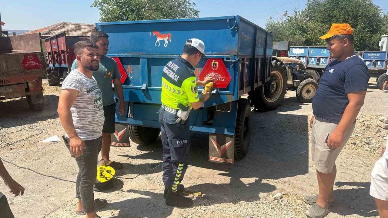 Jandarma çiftçilere güvenli tarım ve trafik eğitimi verip 722 reflektör dağıttı
