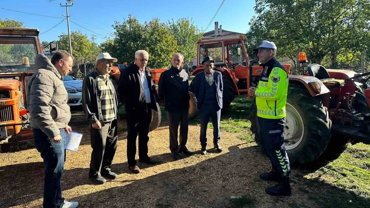 Jandarma'dan Bilecik'te traktör sürücülerine yol güvenliği uyarısı