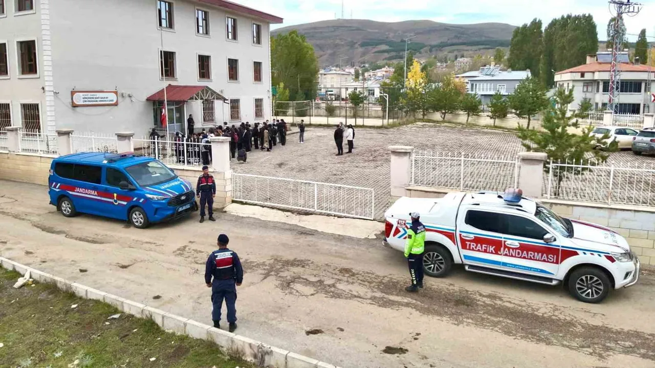 Jandarma Gökçedere'de okullarda güvenlik önlemlerini sıkılaştırdı