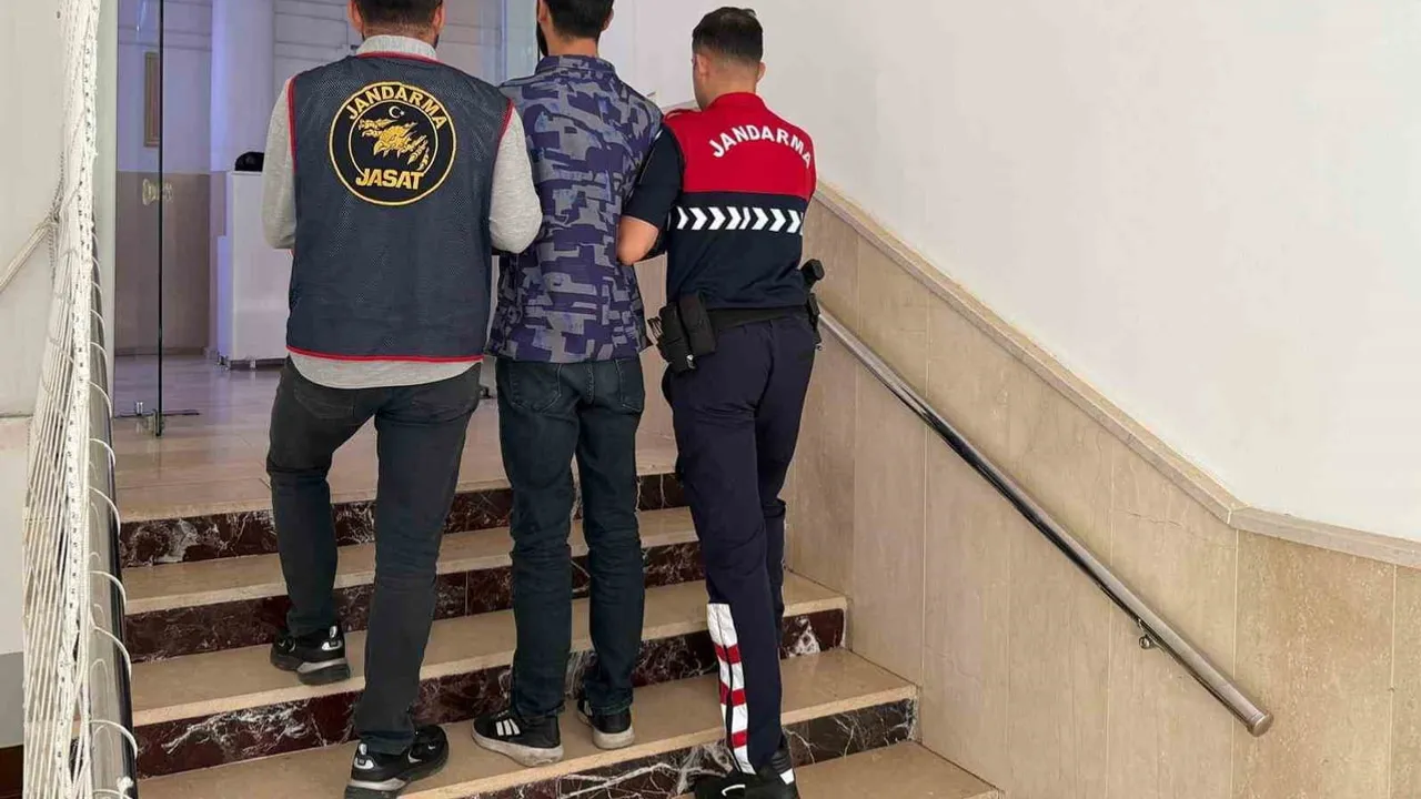 Jandarma Haliliye'de bilişim sistemleriyle hırsızlık suçundan aranan kişiyi yakaladı