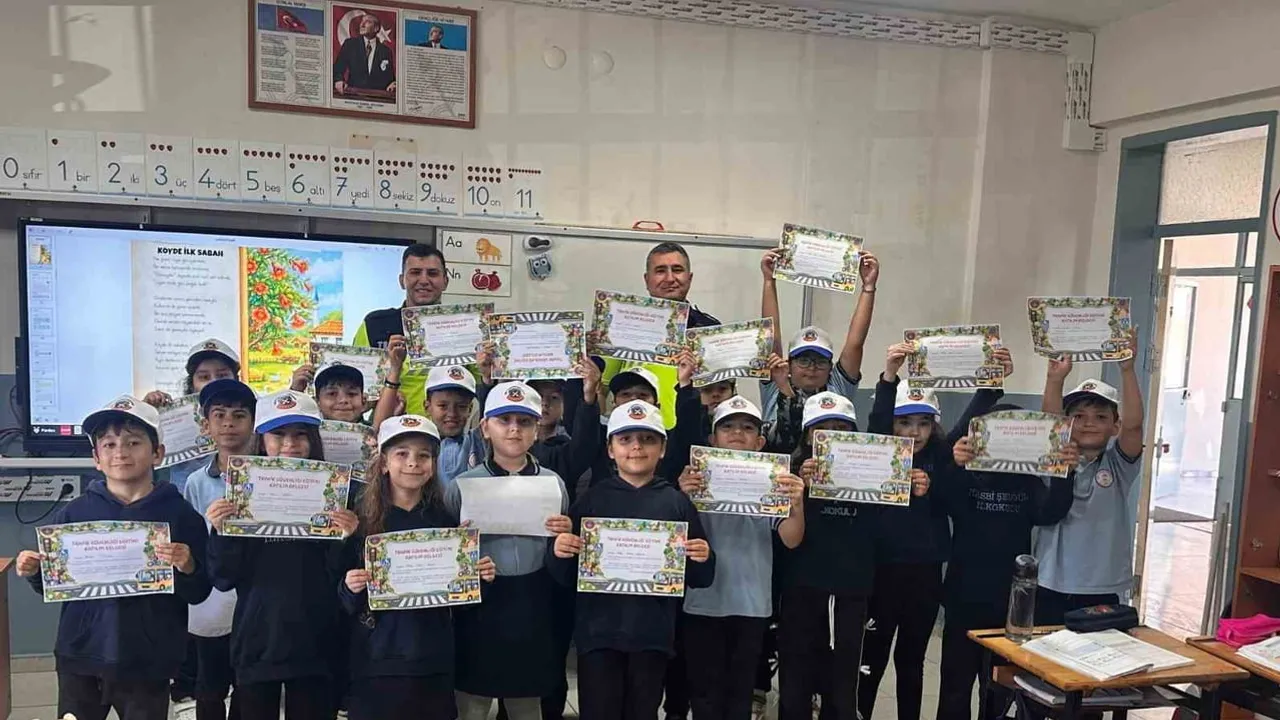 Jandarma ilkokul öğrencilerine trafikte güvenlik dersleri veriyor