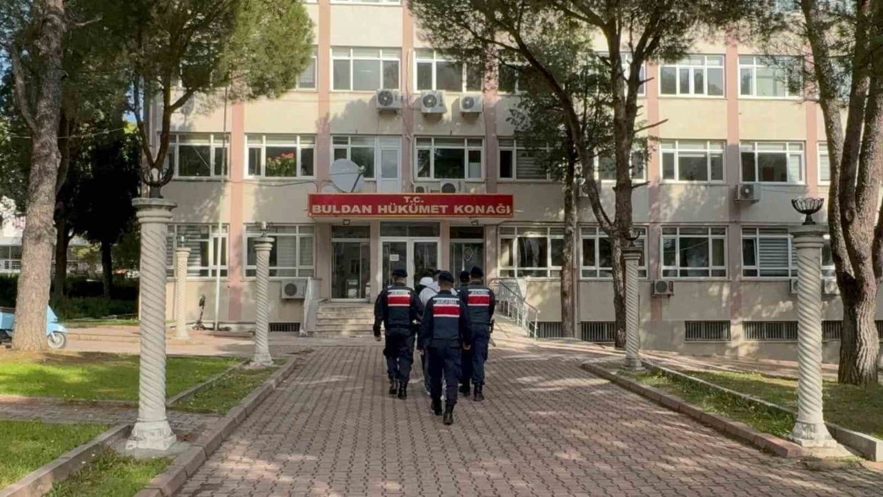 Jandarma JASAT sahte görevlileri ziynet eşyalarıyla suçüstü yakaladı