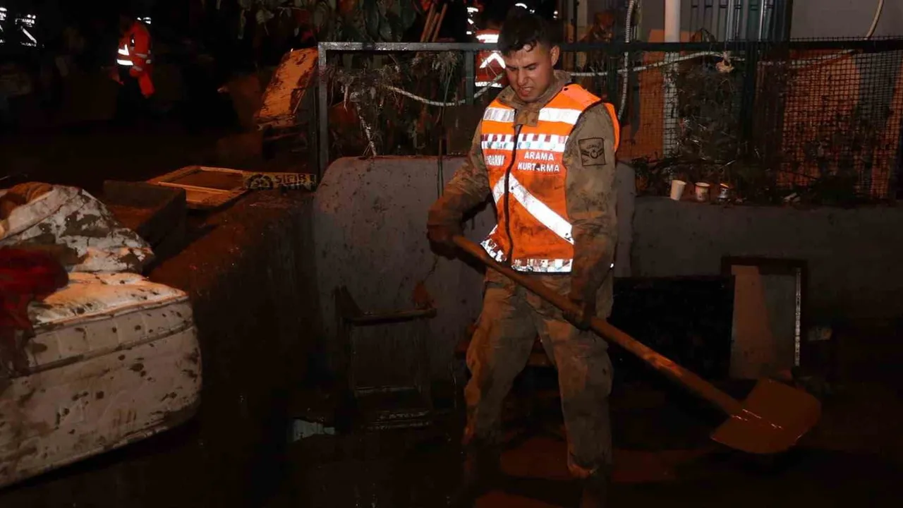 Jandarma komandoları Ayazağa'da gece boyu temizlik çalışmalarını sürdürüyor