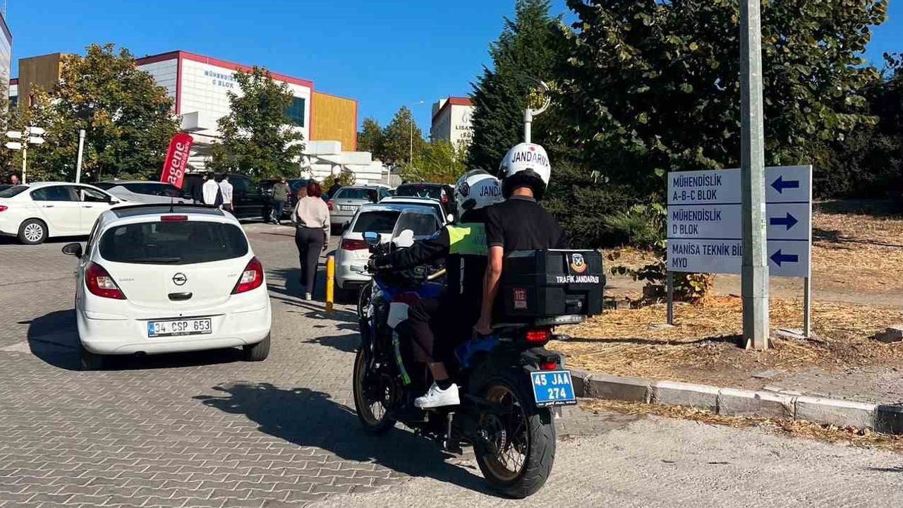 Jandarma motosiklet timleri kimliğini unutan KPSS adayını sınava yetiştirdi