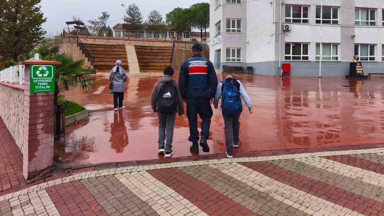 Jandarma okul çevrelerinde huzur ve güveni sağlamak için geniş çaplı denetim yürüttü