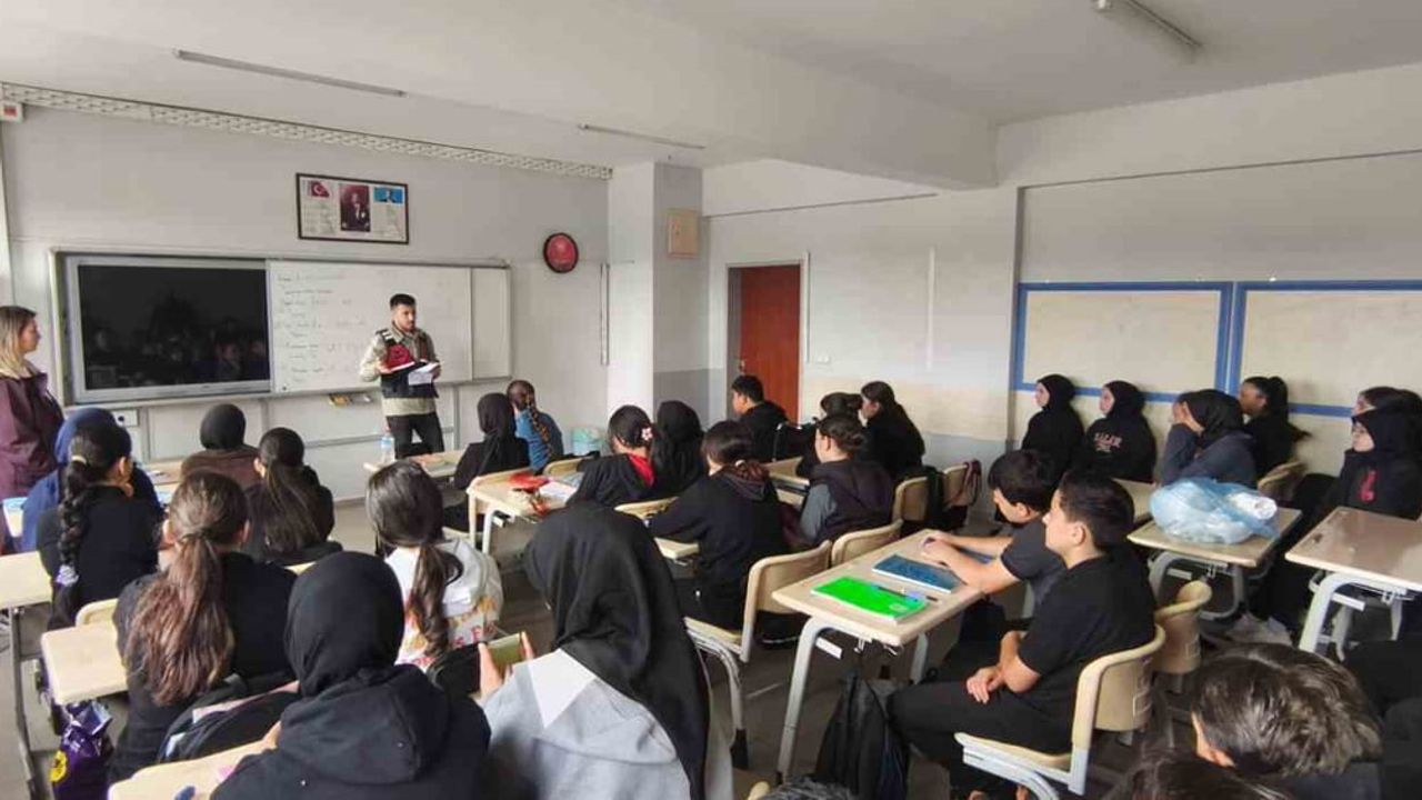Jandarma okullarda siber bilinçlendirme turu düzenledi