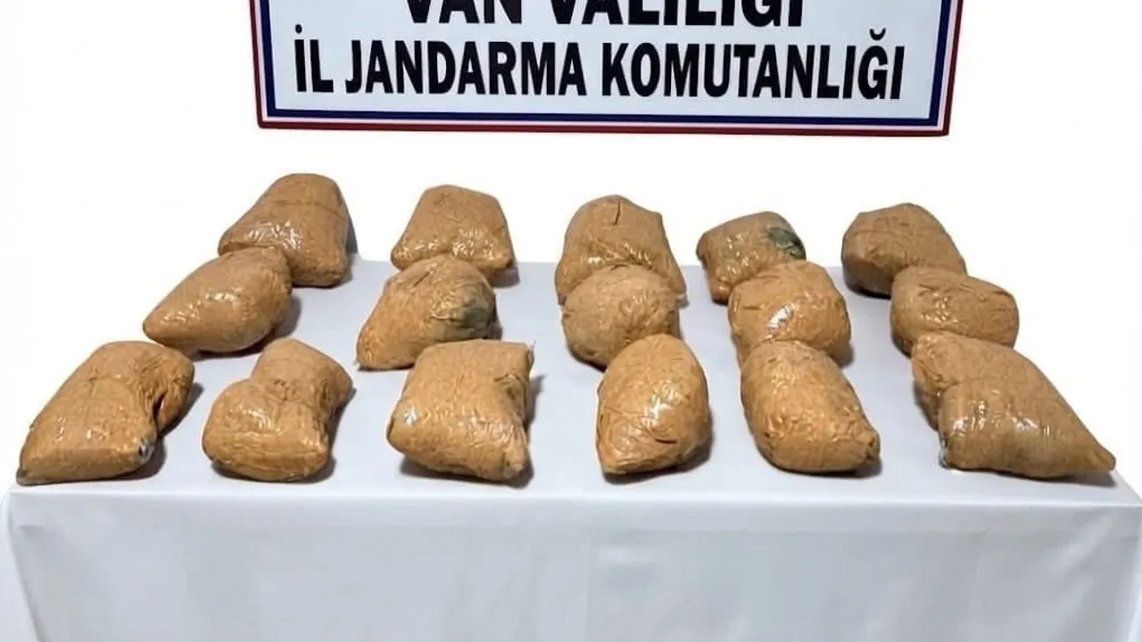 Jandarma Saray'da 16 paket halinde 22 kilo 100 gram toz esrar ele geçirdi