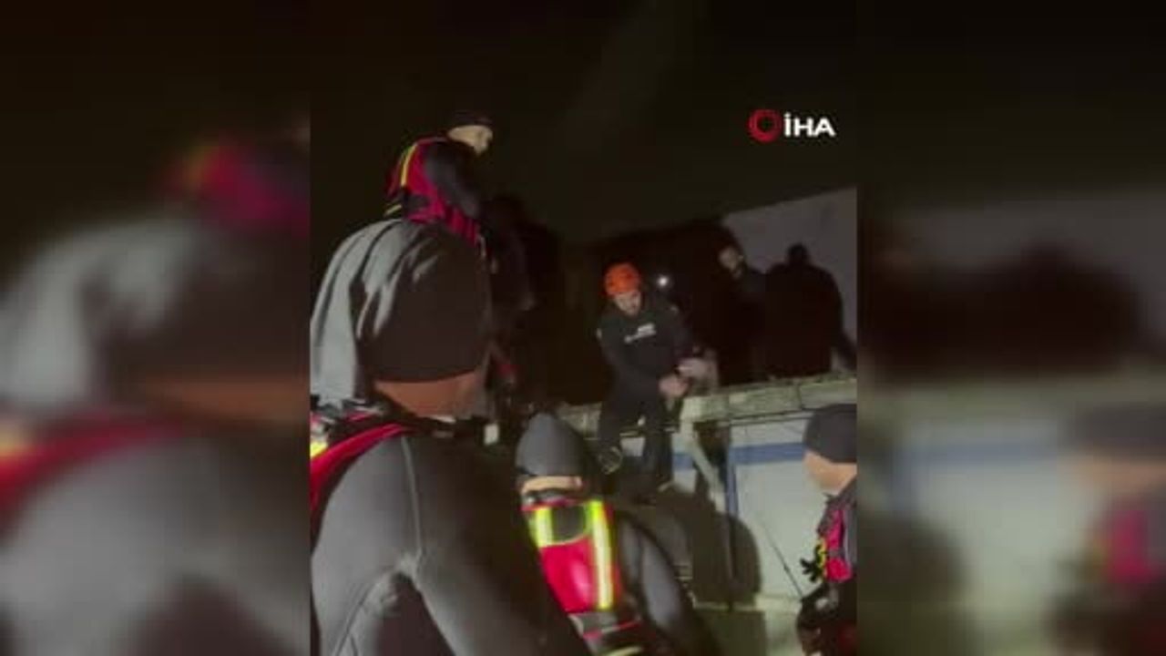 Jandarma sualtı ekibi Kemerburgaz’da çatıda mahsur kalan vatandaşı botla tahliye etti