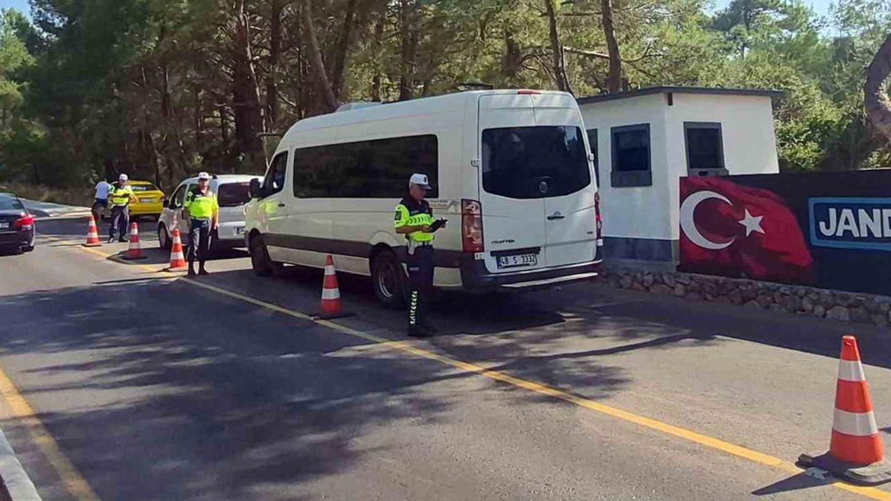 Jandarma trafik timlerinin haftalık denetiminde 233 araç trafikten men edildi