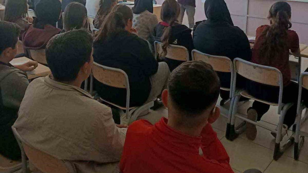 Jandarmadan dijital güvenlik seferberliği: Dinar'da 16 öğretmen ve 190 öğrenci bilgilendirildi