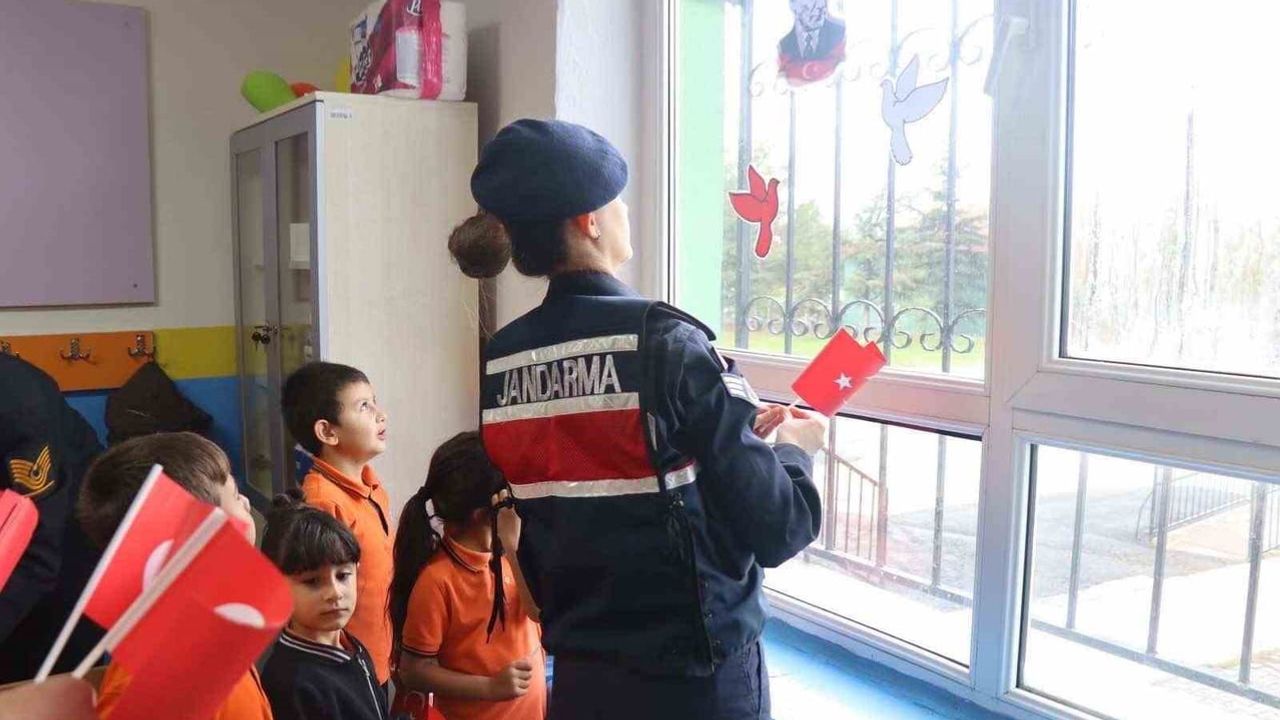 Jandarmadan ilkokula Cumhuriyet Bayramı sürprizi: miniklerle sınıflar birlikte süslendi