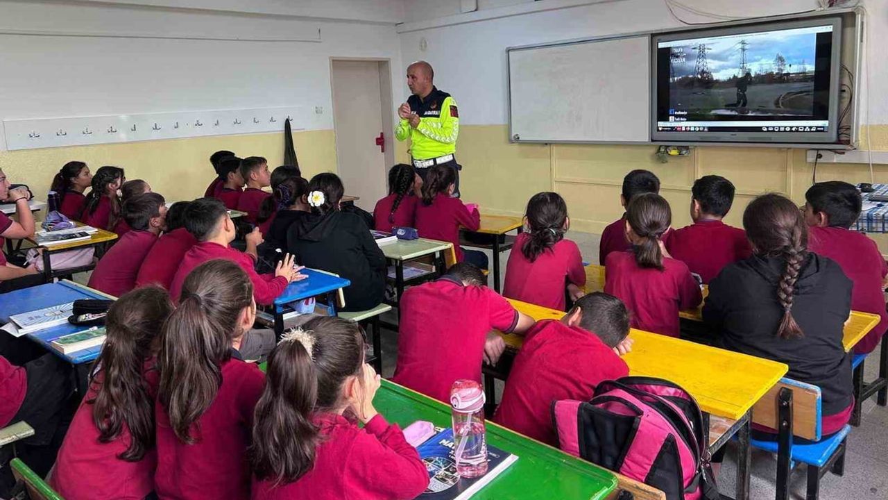Jandarmadan öğrencilere erken trafikte bilinçlendirme eğitimi