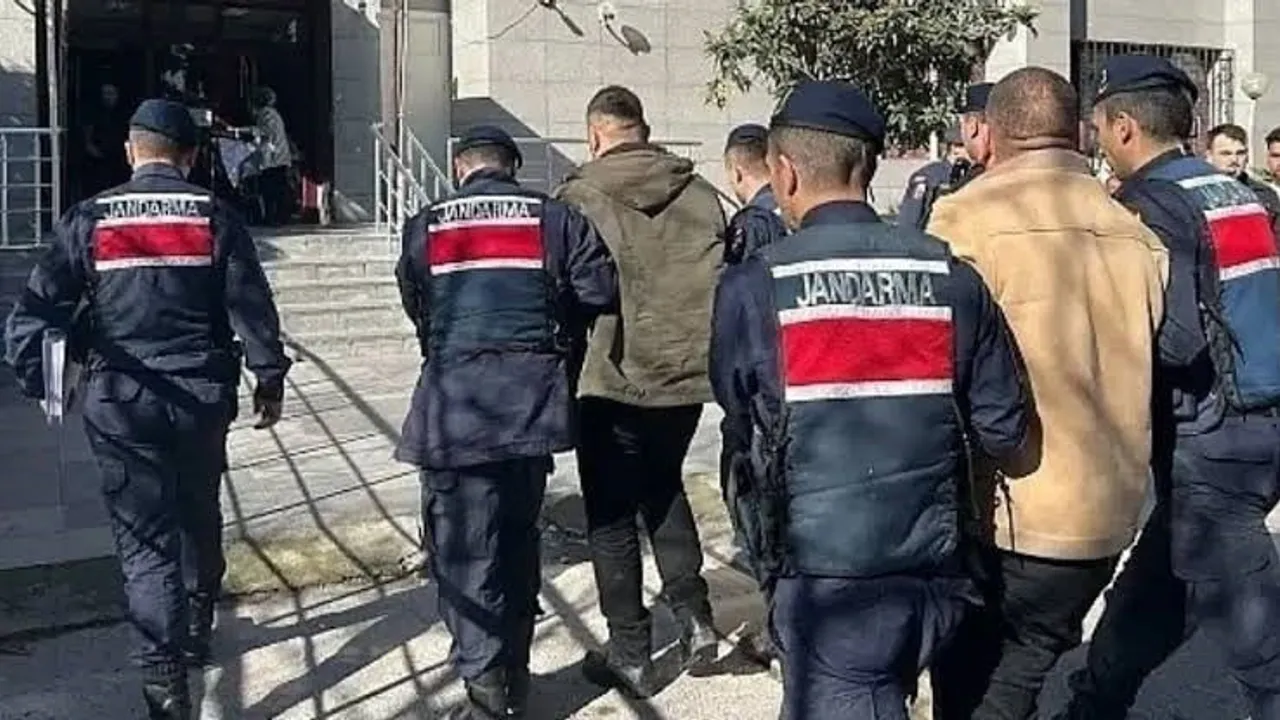Jandarmanın Balıkesir uygulamasında 33'ü kesinleşmiş ceza olan şüpheli yakalandı