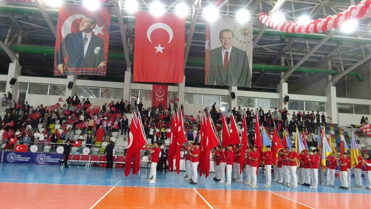 Jandarmanın insan piramidinde Türk bayrağı göğe yükseldi