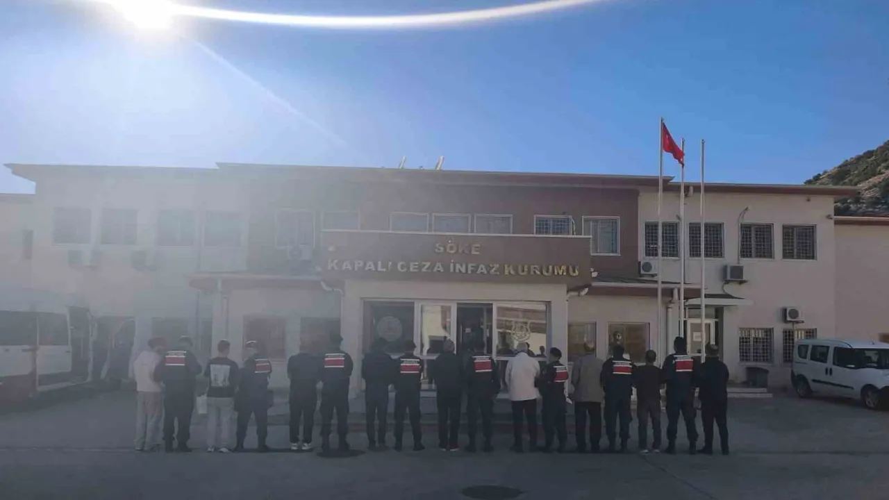 Jandarmanın Kuşadası'nda 11 firari hükümlüyü cezaevine teslim etmesi